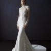 Vooraanzicht van de Atelier Pronovias Tapies jurk met hoge halslijn en fit and flare silhouet.