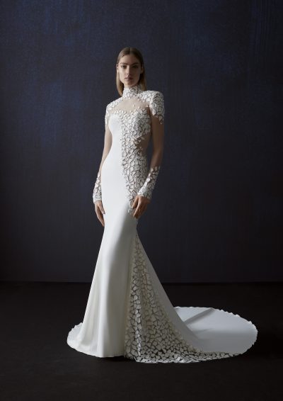 Vooraanzicht van de Atelier Pronovias Tapies jurk met hoge halslijn en fit and flare silhouet.