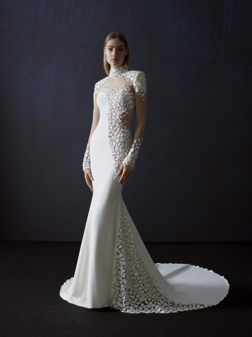 Vooraanzicht van de Atelier Pronovias Tapies jurk met hoge halslijn en fit and flare silhouet.