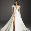 Volledig beeld van de Atelier Pronovias Vella-jurk, toont de elegante A-lijn met hoge split.