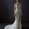 Atelier Pronovias Verlan trouwjurk met fit-and-flare silhouet en diepe V-hals.