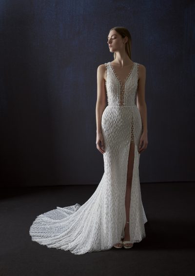 Atelier Pronovias Verlan trouwjurk met fit-and-flare silhouet en diepe V-hals.