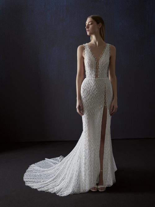 Atelier Pronovias Verlan trouwjurk met fit-and-flare silhouet en diepe V-hals.