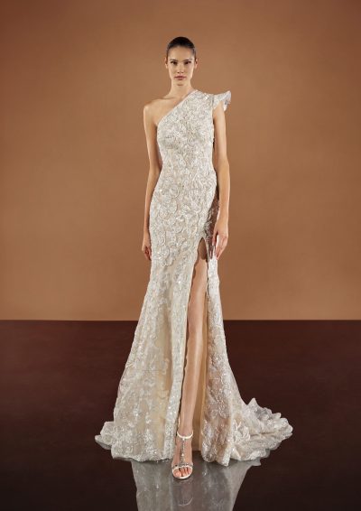 Pronovias Privée Yadesa trouwjurk met one-shoulder design en luxe kantdetails, voorkant.