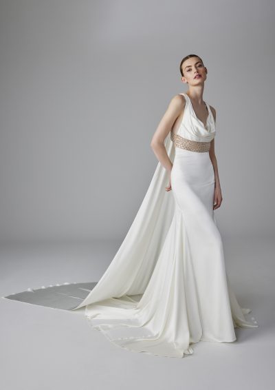 Pronovias Zoe trouwjurk in zeemeermin stijl met elegante sleep en satijnen afwerking