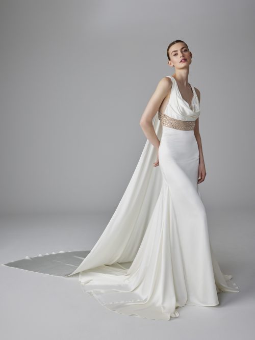 Pronovias Zoe trouwjurk in zeemeermin stijl met elegante sleep en satijnen afwerking