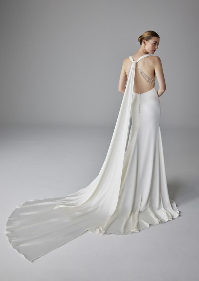 Pronovias Zoe trouwjurk, achterkant met open rug en vloeiende sleep