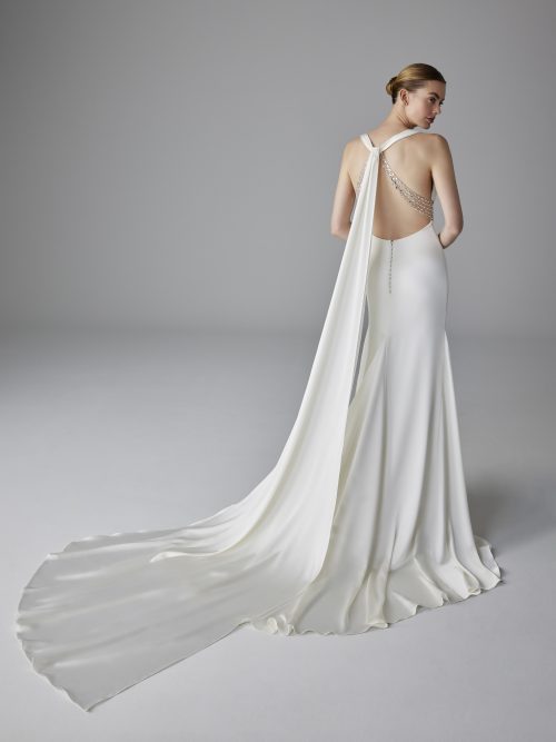 Pronovias Zoe trouwjurk, achterkant met open rug en vloeiende sleep