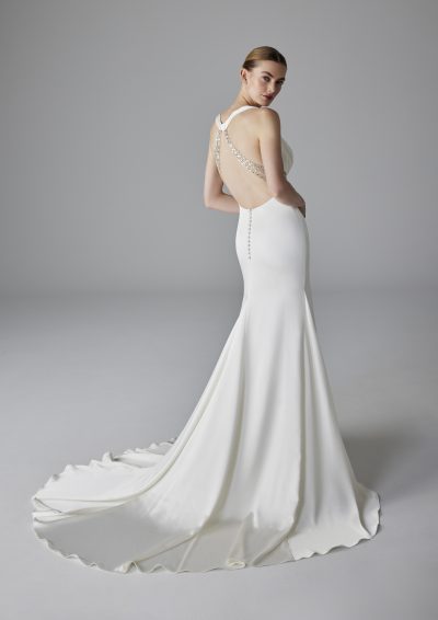 Pronovias Zoe trouwjurk, achterkant met open rug en vloeiende sleep