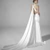 Pronovias Zoe trouwjurk, achterkant met open rug en vloeiende sleep