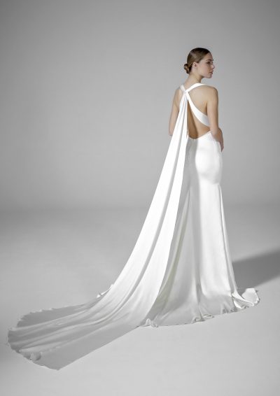 Pronovias Zoe trouwjurk, achterkant met open rug en vloeiende sleep