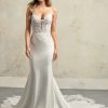 Vooraanzicht van de Maggie Sottero Anastasia fit-and-flare mermaid trouwjurk, met kantapplicaties en een lange sleep.