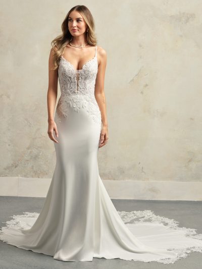 Vooraanzicht van de Maggie Sottero Anastasia fit-and-flare mermaid trouwjurk, met kantapplicaties en een lange sleep.