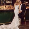 Bruid en bruidegom in elegante setting met Maggie Sottero Bridget trouwjurk