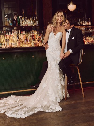 Bruid en bruidegom in elegante setting met Maggie Sottero Bridget trouwjurk