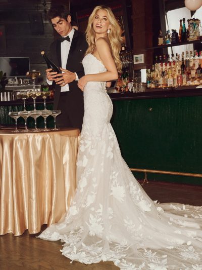 Maggie Sottero Bridget Trouwjurk met strapless sweetheart halslijn tijdens een bruiloftsfeest