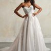 Maggie Sottero Caroline A-lijn strapless trouwjurk, bruid straalt in romantische bruidsjurk met bloemapplicaties