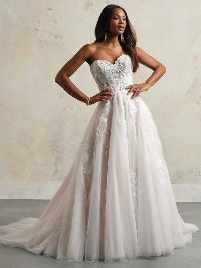 Maggie Sottero Caroline A-lijn strapless trouwjurk, bruid straalt in romantische bruidsjurk met bloemapplicaties