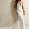 Maggie Sottero Hayden fit-and-flare mermaid trouwjurk vooraanzicht met kant en bandjes.