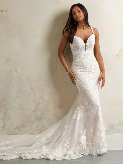 Maggie Sottero Hayden fit-and-flare mermaid trouwjurk vooraanzicht met kant en bandjes.