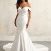 Maggie Sottero Leilani Marie fit-and-flare trouwjurk met mouwen, satijnen ivoor jurk met off-the-shoulder halslijn, knoopjesrij op de rug