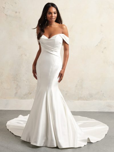 Maggie Sottero Leilani Marie fit-and-flare trouwjurk met mouwen, satijnen ivoor jurk met off-the-shoulder halslijn, knoopjesrij op de rug