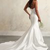 Maggie Sottero Leilani Marie fit-and-flare trouwjurk met mouwen, satijnen ivoor jurk met off-the-shoulder halslijn, knoopjesrij op de rug