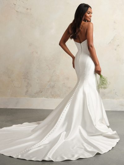 Maggie Sottero Leilani Marie fit-and-flare trouwjurk met mouwen, satijnen ivoor jurk met off-the-shoulder halslijn, knoopjesrij op de rug