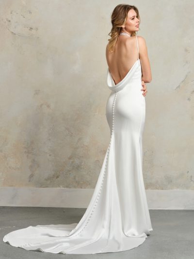 Achteraanzicht van Maggie Sottero Moon trouwjurk met lage rug en knoopdetails