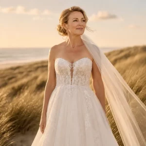 Trouwjurk oudere bruid op strand