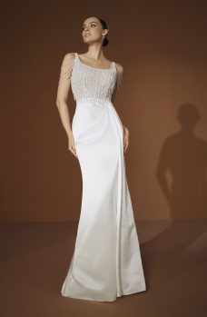 Voorzijde van de Elisabetta Franchi X Pronovias Annamay trouwjurk, met handgeborduurde parels op het lijfje en een slank silhouet.