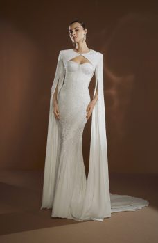 Vooraanzicht van de Barbra trouwjurk van Elisabetta Franchi X Pronovias, met een strapless sweetheart halslijn en een afneembare cape.