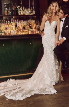 Bruid en bruidegom in elegante setting met Maggie Sottero Bridget trouwjurk